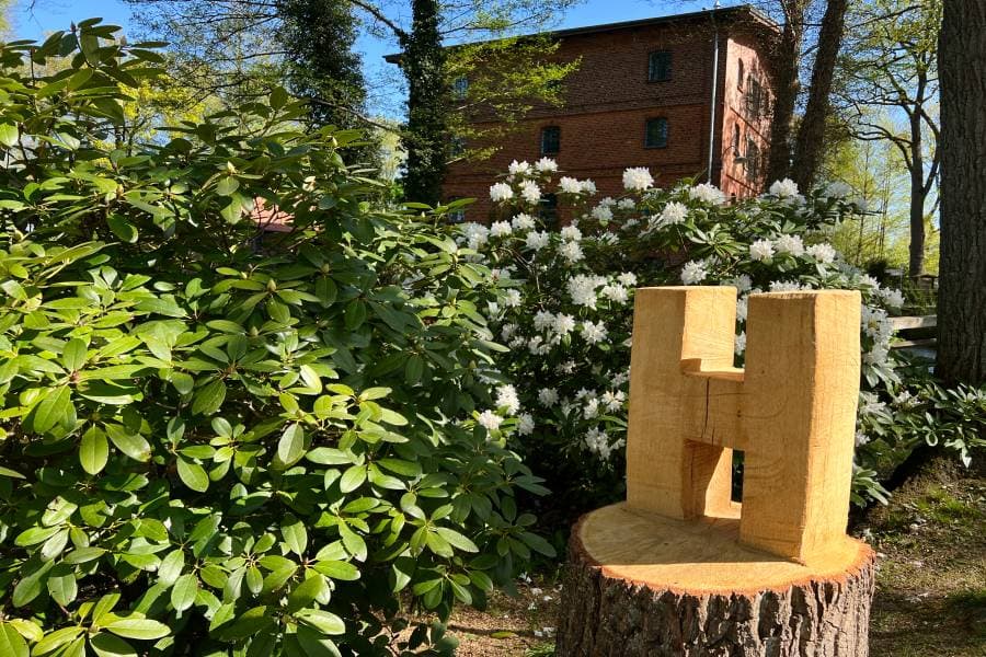 Geschnitztes "H" in Müden (Örtze)