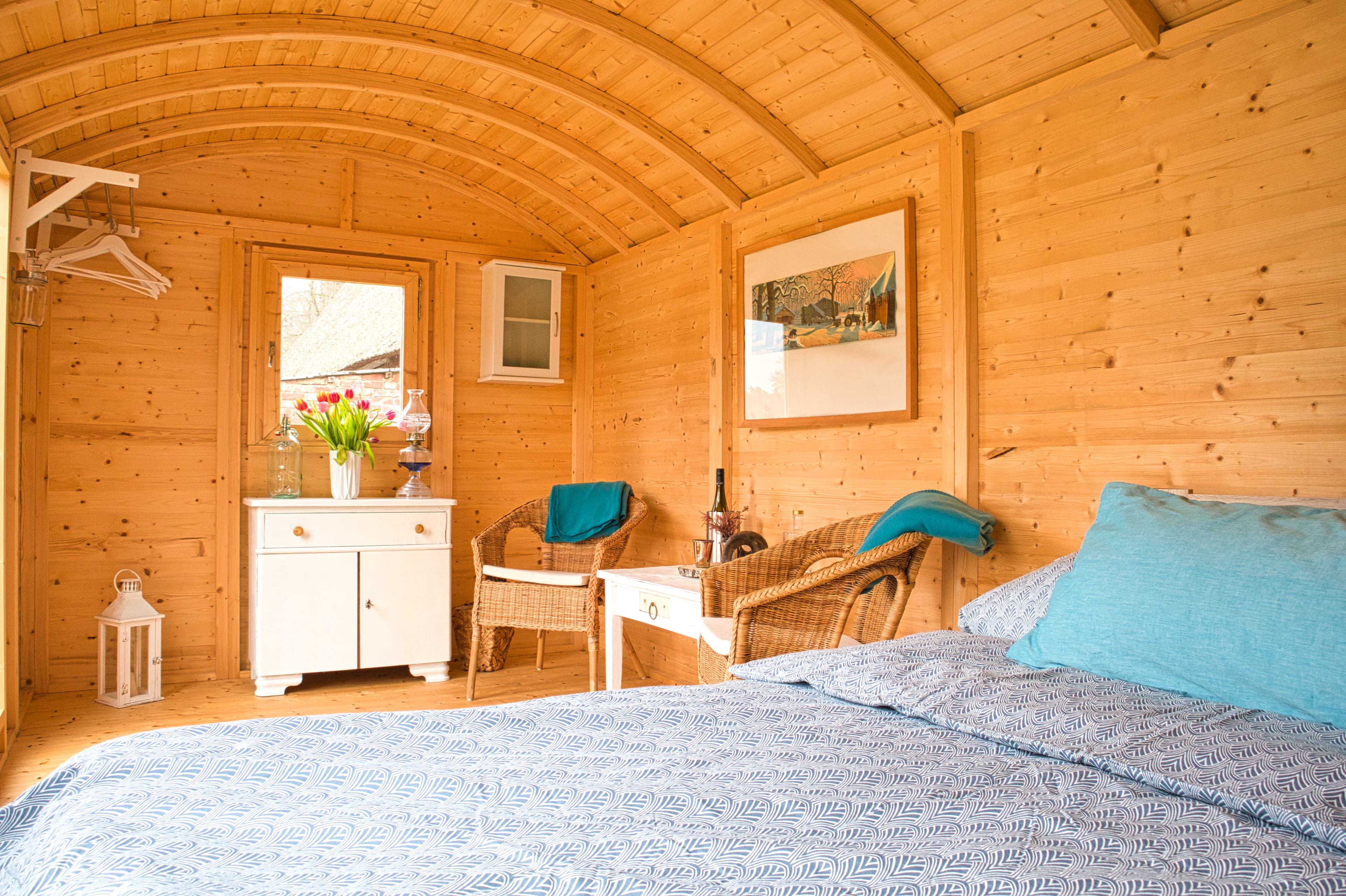 hier schlafen 2 personen im schäferwagen in der lüneburger heide