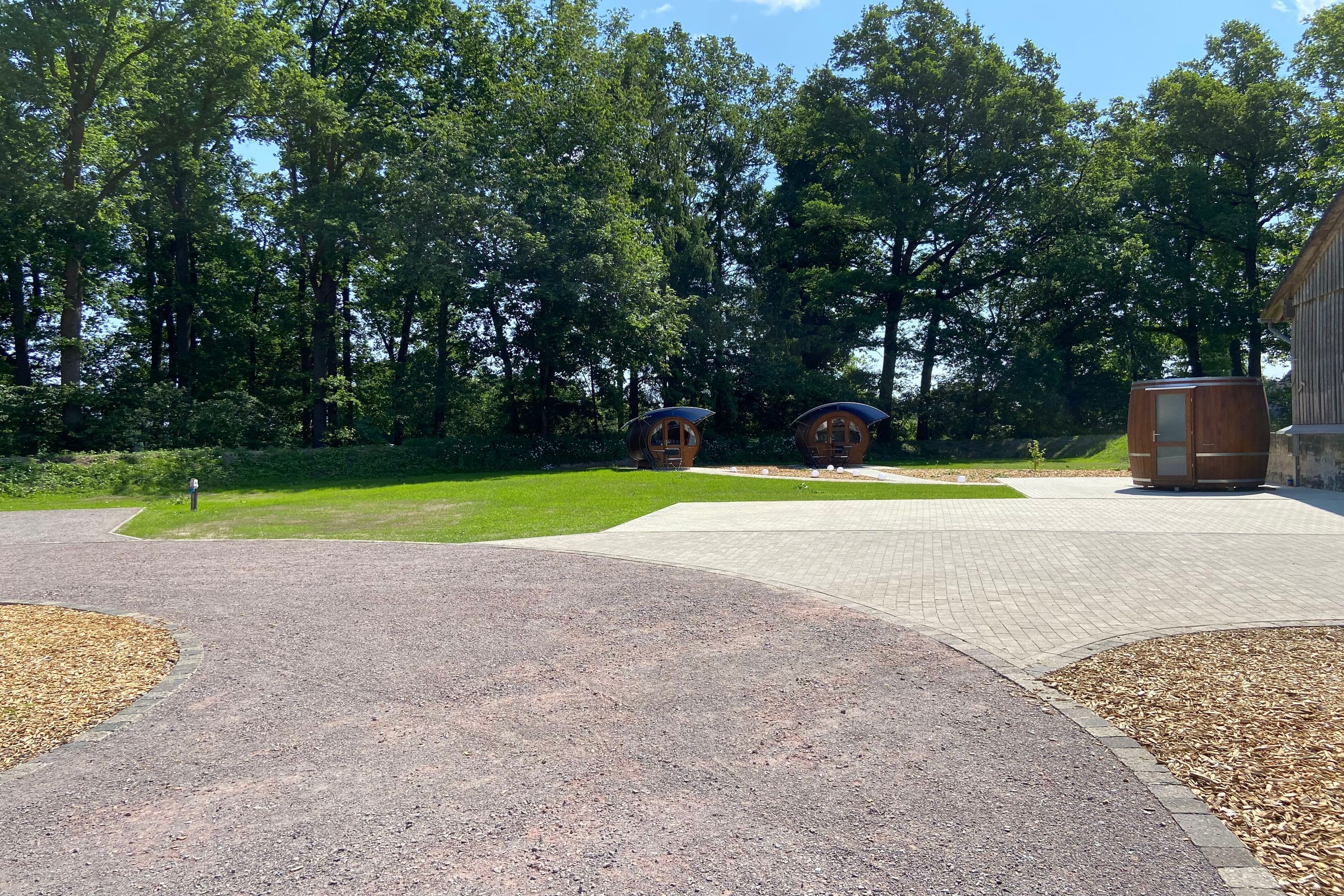 Schlaffässer und Sanitärfass bei Meyerhöms