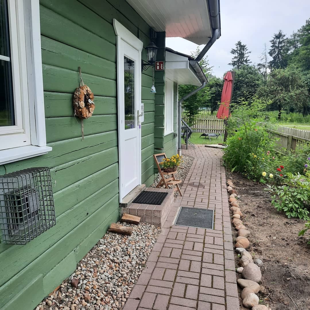 Eingang zum Blockhaus auf dem Ferienhof Meyer Unterlüß