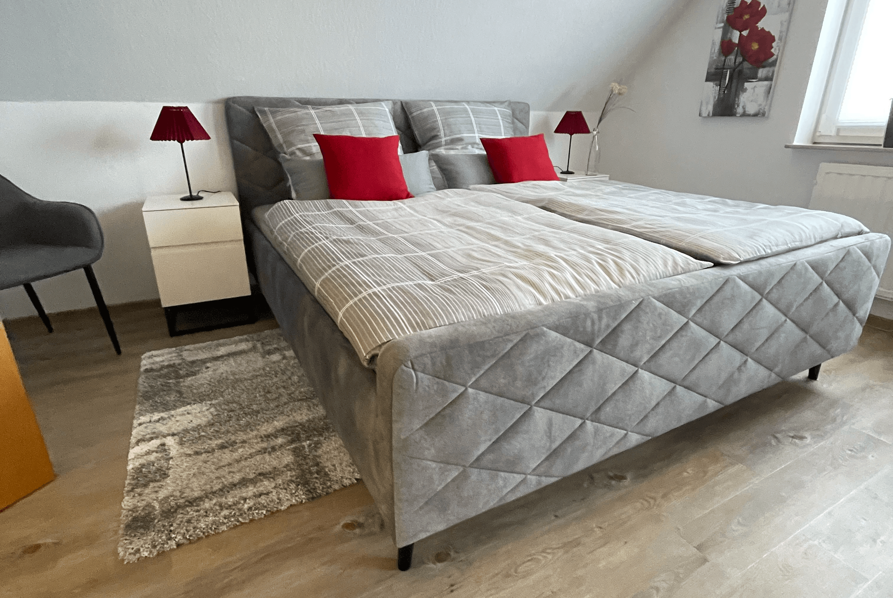 Schlafzimmer mit grauem Polsterbett 180x200cm