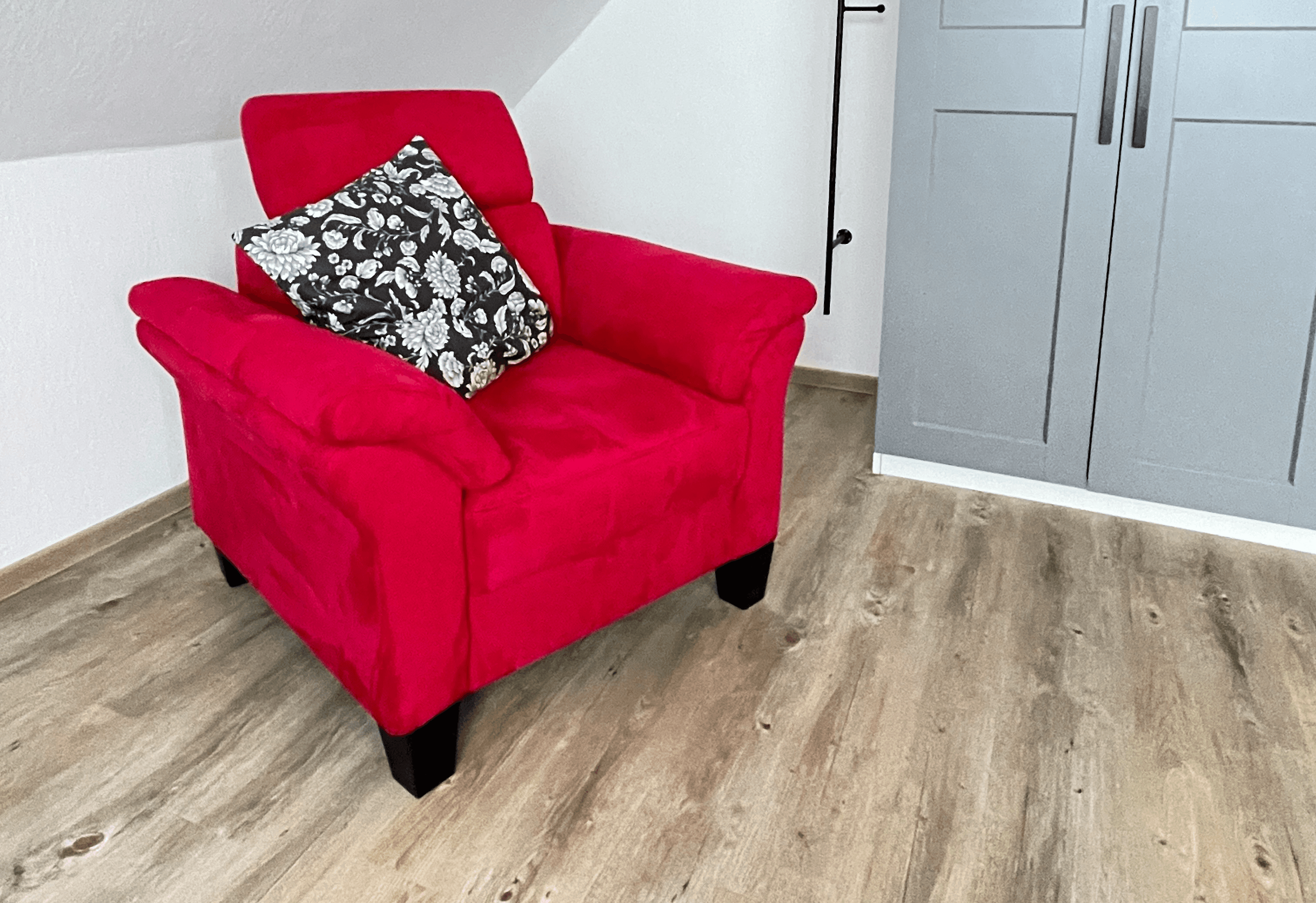 Sessel und großzügiger Kleiderschrank