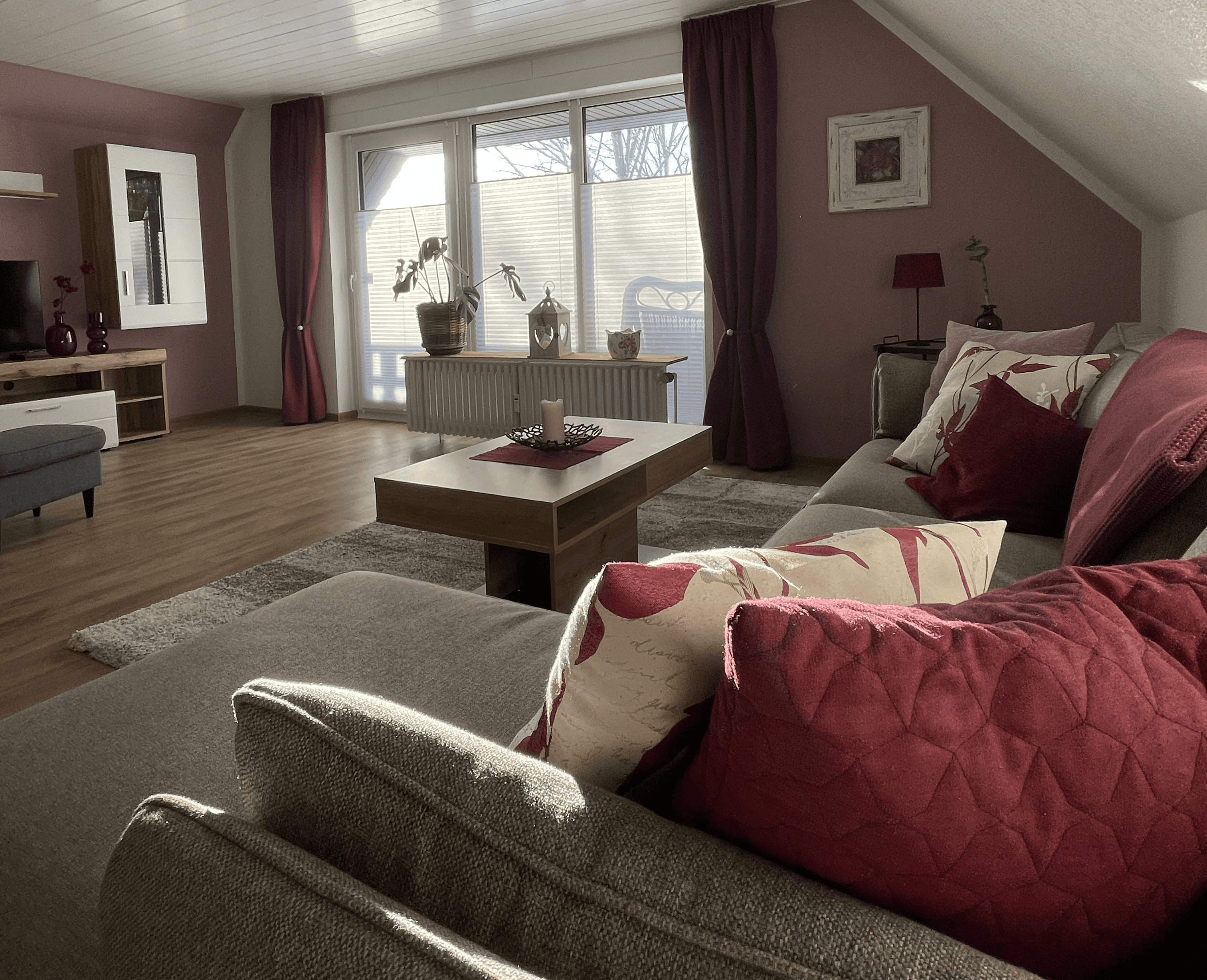 Sitzecke mit Kissen und Blick auf Wohnwand