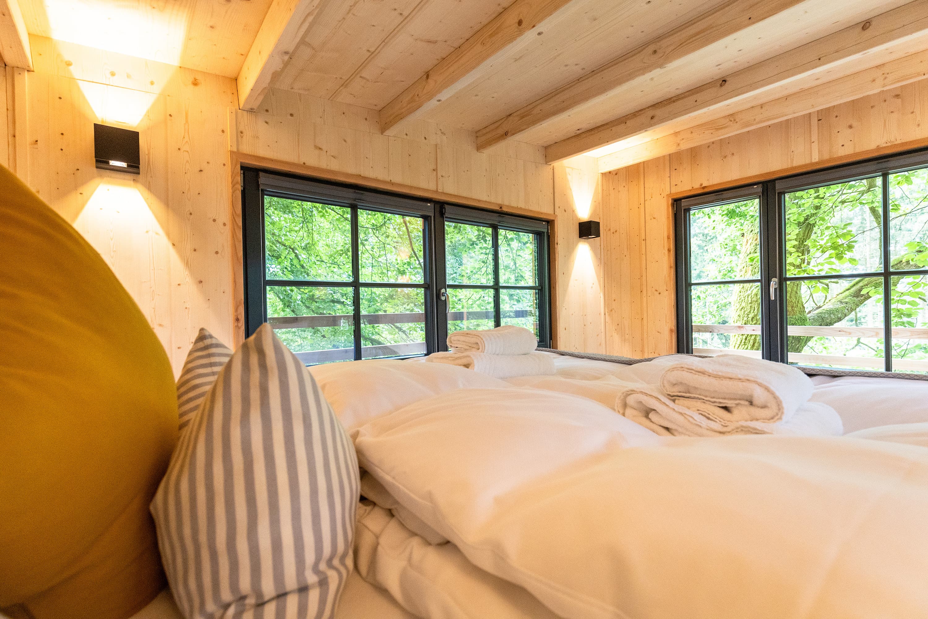 Schlafzimmer im baumhaus hotel in der lüneburger heide
