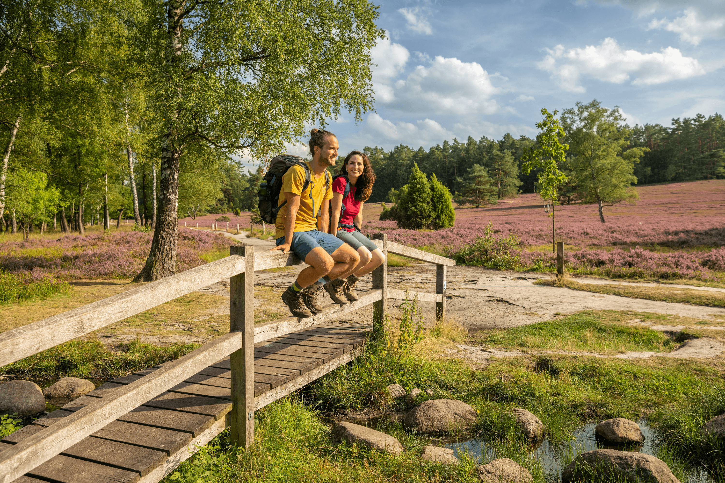 Kleine Brücke über den Büsenbach mit Wandernden
