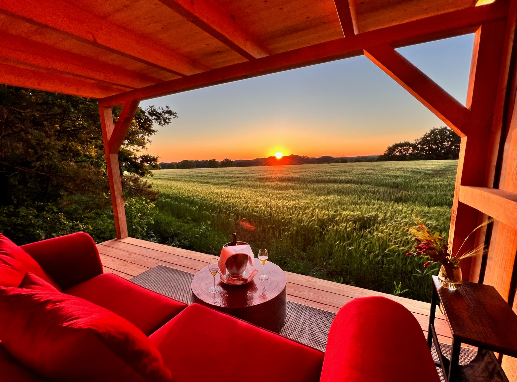 exclusiv für glamping gäste ist der hochsitz zum sonnenuntergang