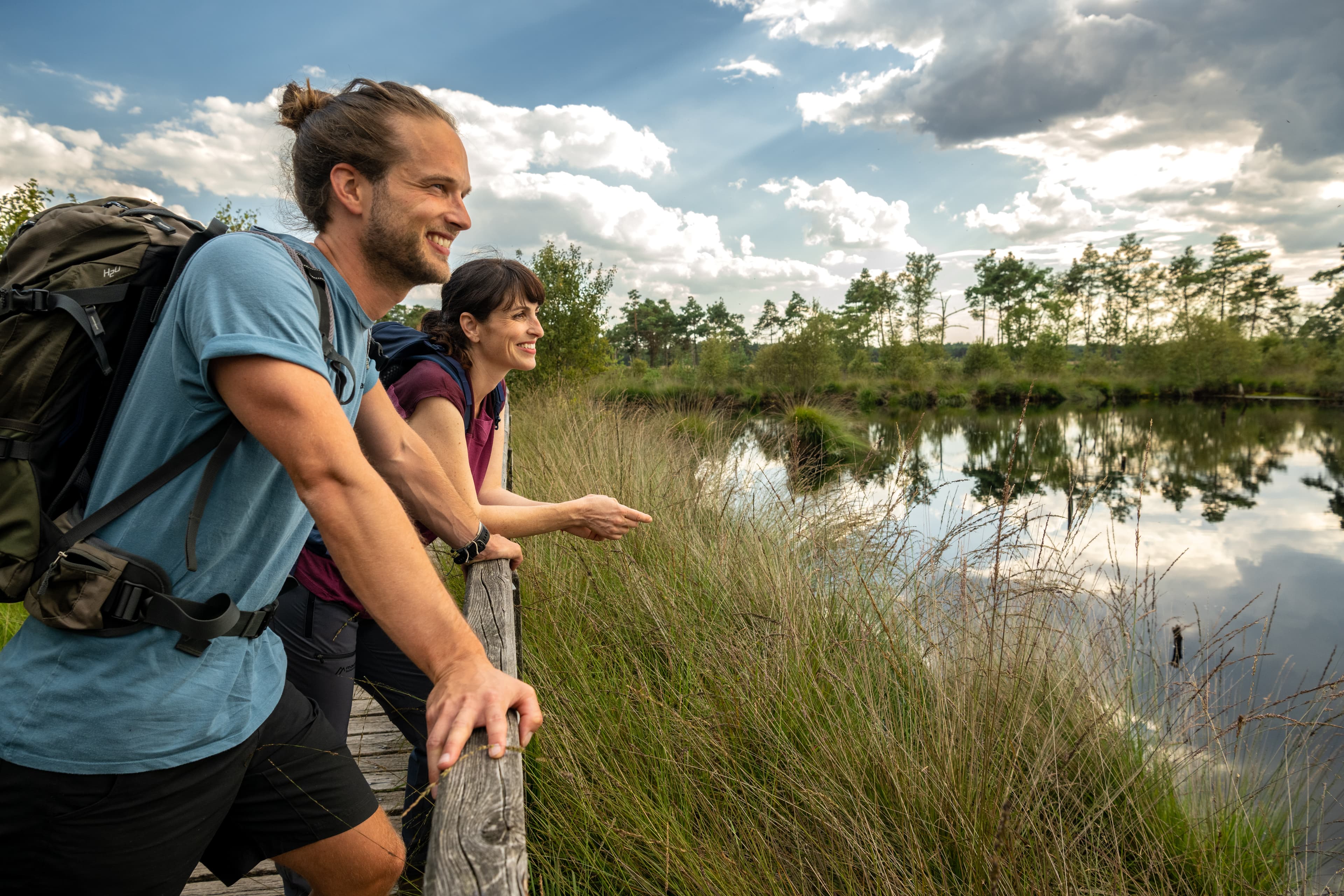 Wanderer im Pietzmoor Schneverdingen in der Lüneburger Heide