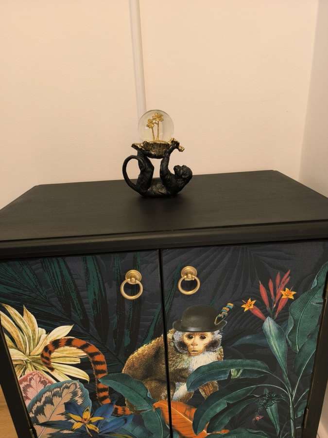 Bemalte Kommode mit Dschungel-Motiv und Affenfigur im Löwenzimmer