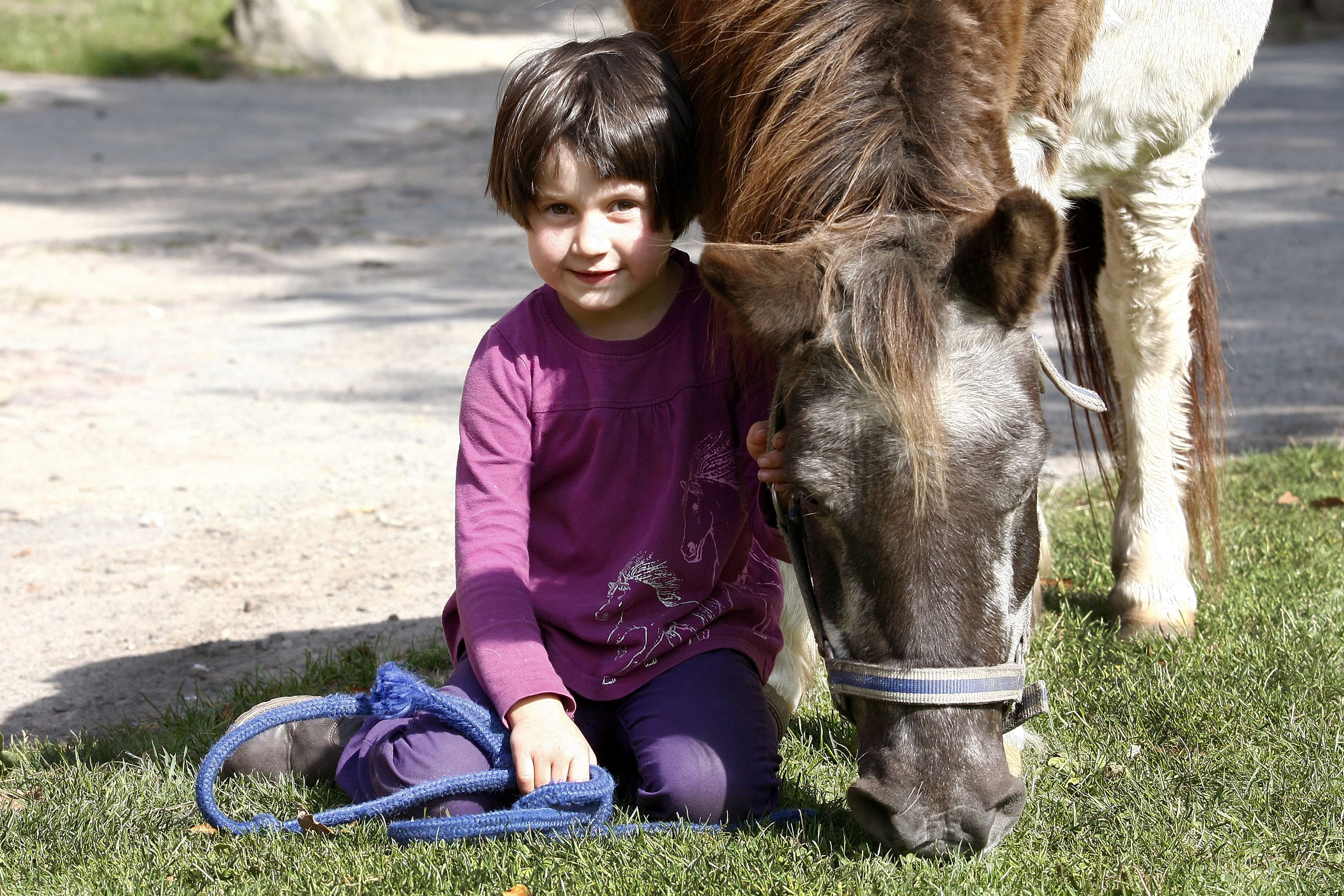 Mädchen mit Pony auf dem Reiter- und Ferienhof Cohrs in Bispingen