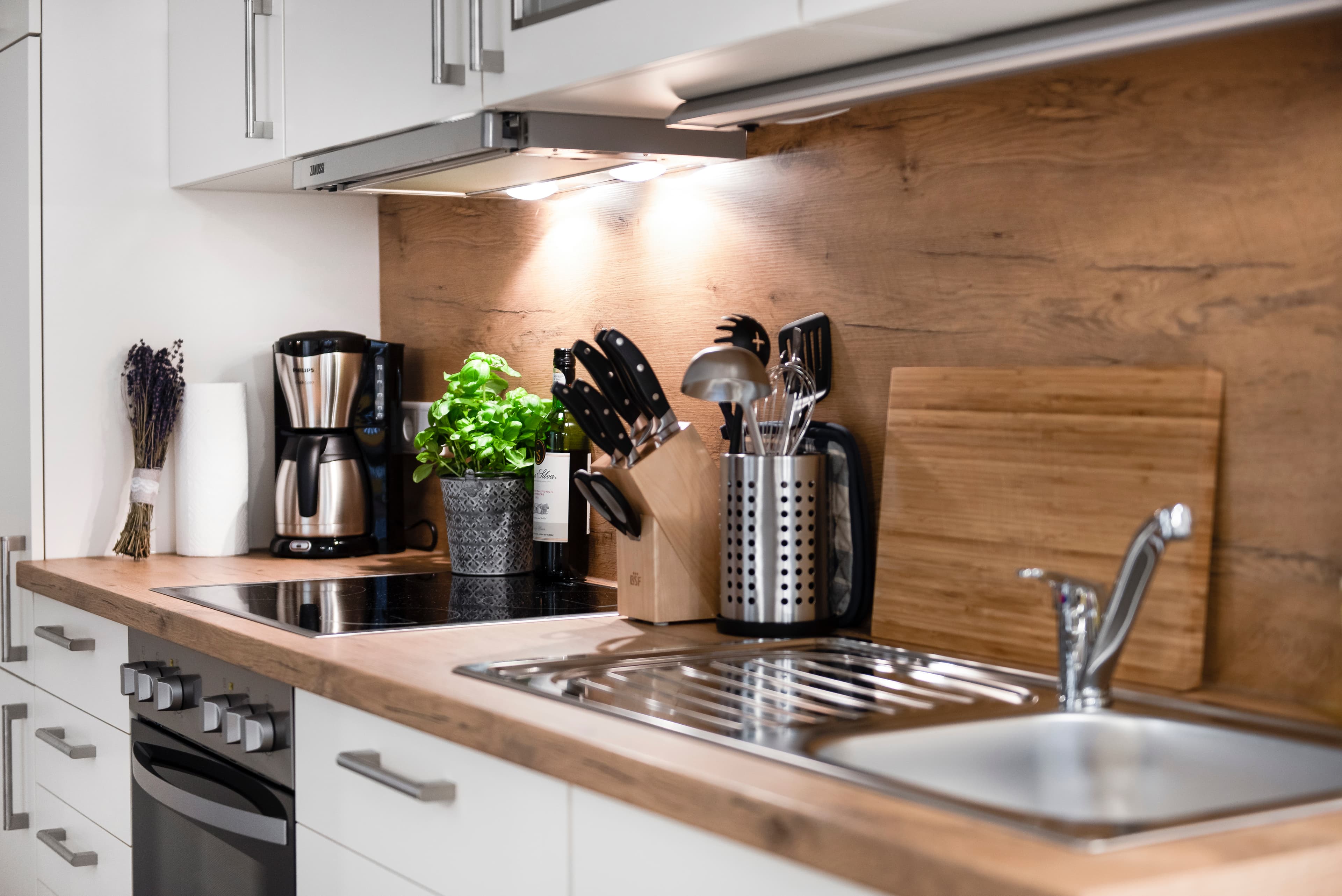 Die Küchenzeile der Ferienwohnung Taubenbusch auf dem Heitmannshof in Rosengarten