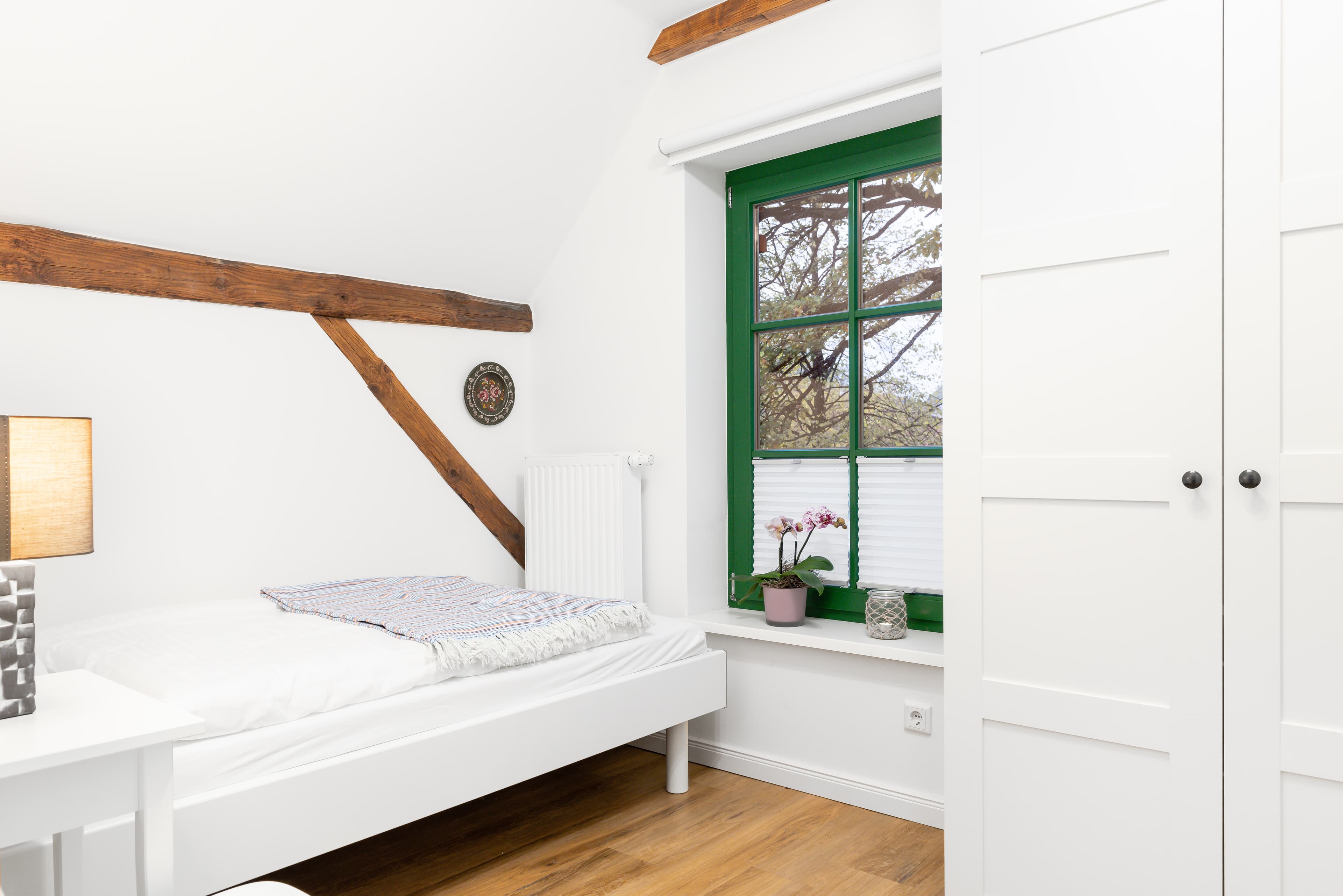 Das Schlafzimmer 2 der Ferienwohnung Starkenweide auf dem Heitmannshof in Rosengarten