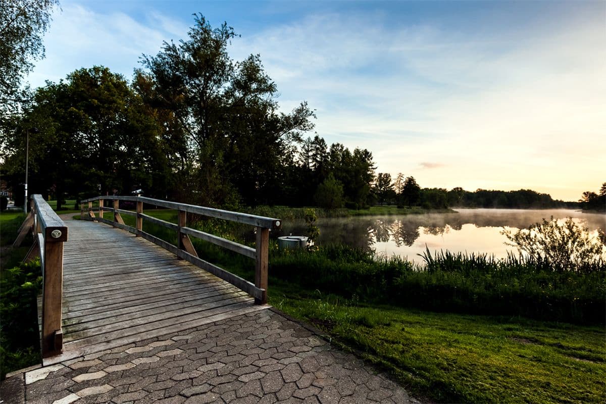 Barrierefreier Weg auf dem Fluss-Wald-Erlebnispfad am Heidesee