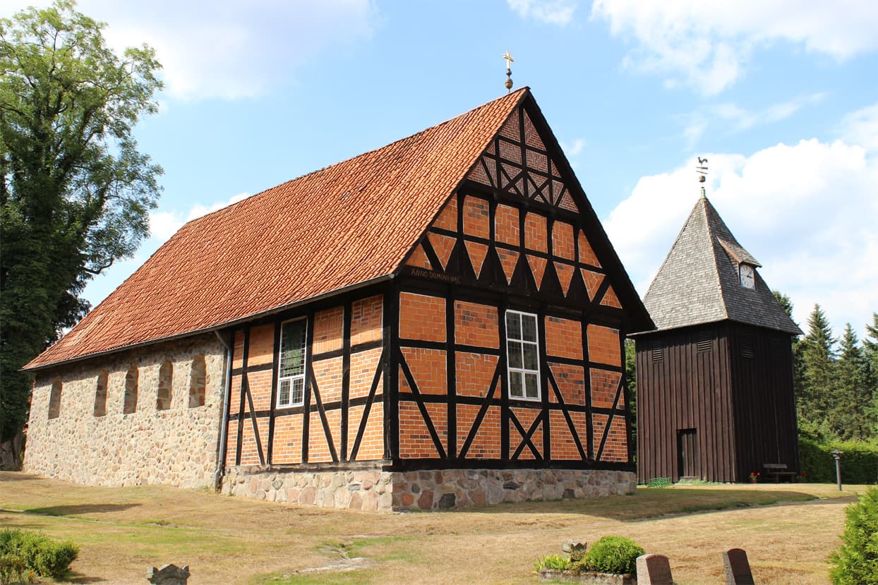 St. Magdalenen-Kirche in Undeloh am Wanderweg Heidschnuckenweg