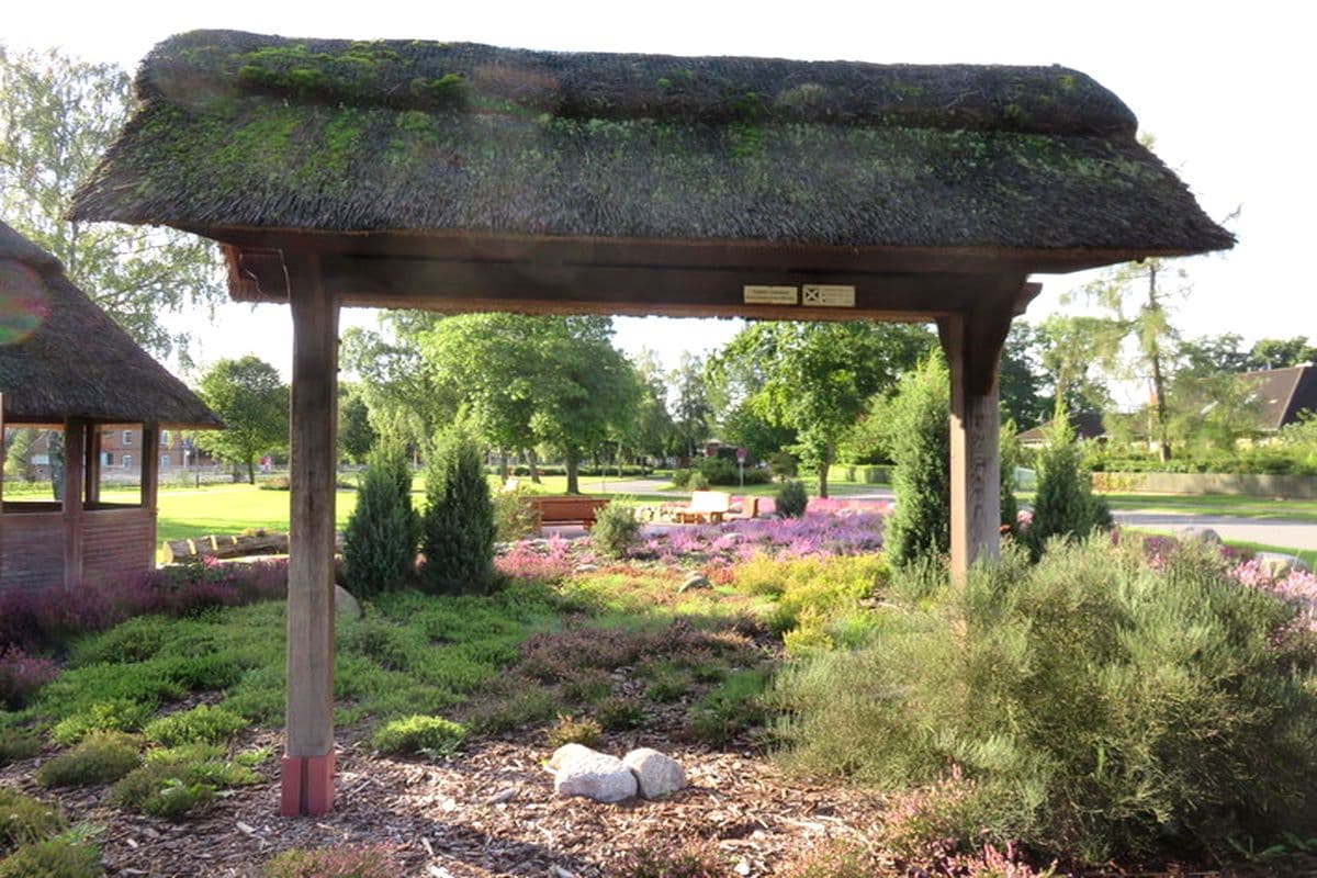 Torbogen mit blühender Heide im kleinen Ort Handeloh in der Lüneburger Heide