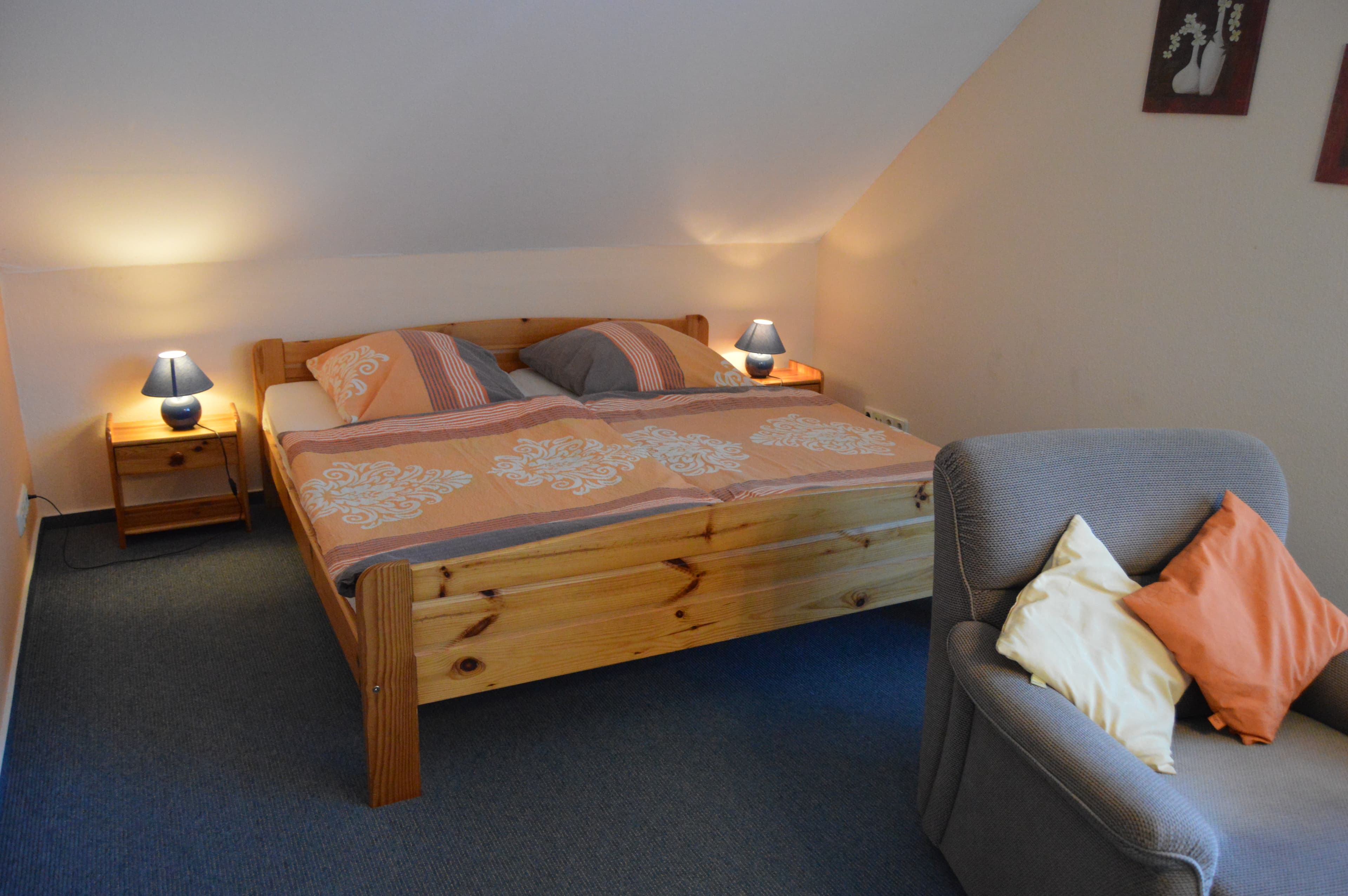 Doppelbett in dem Appartement der Ferienwohnungen Susanne Rohde in Bispingen