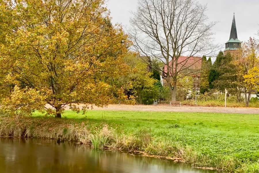 Örtzepark Blick auf die Kirche Hermannsburg