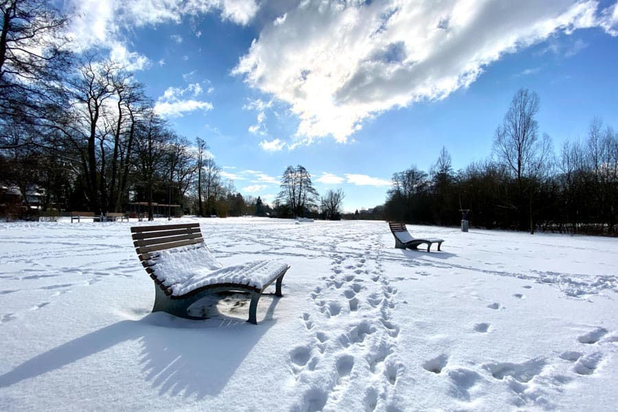 Örtzepark mit Fußstapfen im Winter in Hermannsburg