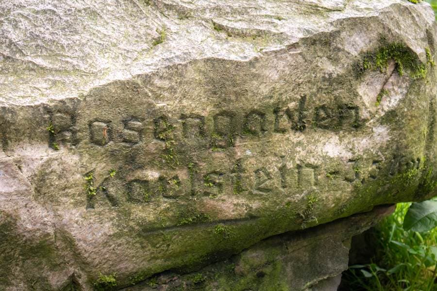 Wegweiser zum Karlsstein auf der Heideschleife Schwarze Berge Rundwanderweg NordheideSignpost to the Karlsstein on the Schwarze Berge Heideschleife circular hiking trail NordheideSkilt til Karlsstein på den cirkulære vandresti Schwarze Berge Heideschleife NordheideWegwijzer naar de Karlsstein op de Schwarze Berge Heideschleife rondwandelroute Nordheide