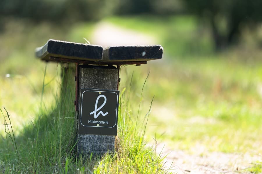 Heideschleife Haverbeeke Piktogramm Rundwanderweg barrierefreiHeideschleife Haverbeeke pictogram circular hiking trail barrier-freeHeideschleife Haverbeeke piktogram cirkulær vandresti barrierefriHeideschleife Haverbeeke pictogram rond wandelpad barrièrevrij