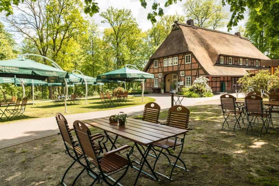 Das Hotel Hof Tütsberg ist ein romantisches Landhotel und liegt an der Heideschleife The Hotel Hof Tütsberg is a romantic country hotel and is located on the HeideschleifeHotel Hof Tütsberg er et romantisk landhotel og ligger på Heideschleife.Hotel Hof Tütsberg is een romantisch plattelandshotel en ligt aan de Heideschleife.